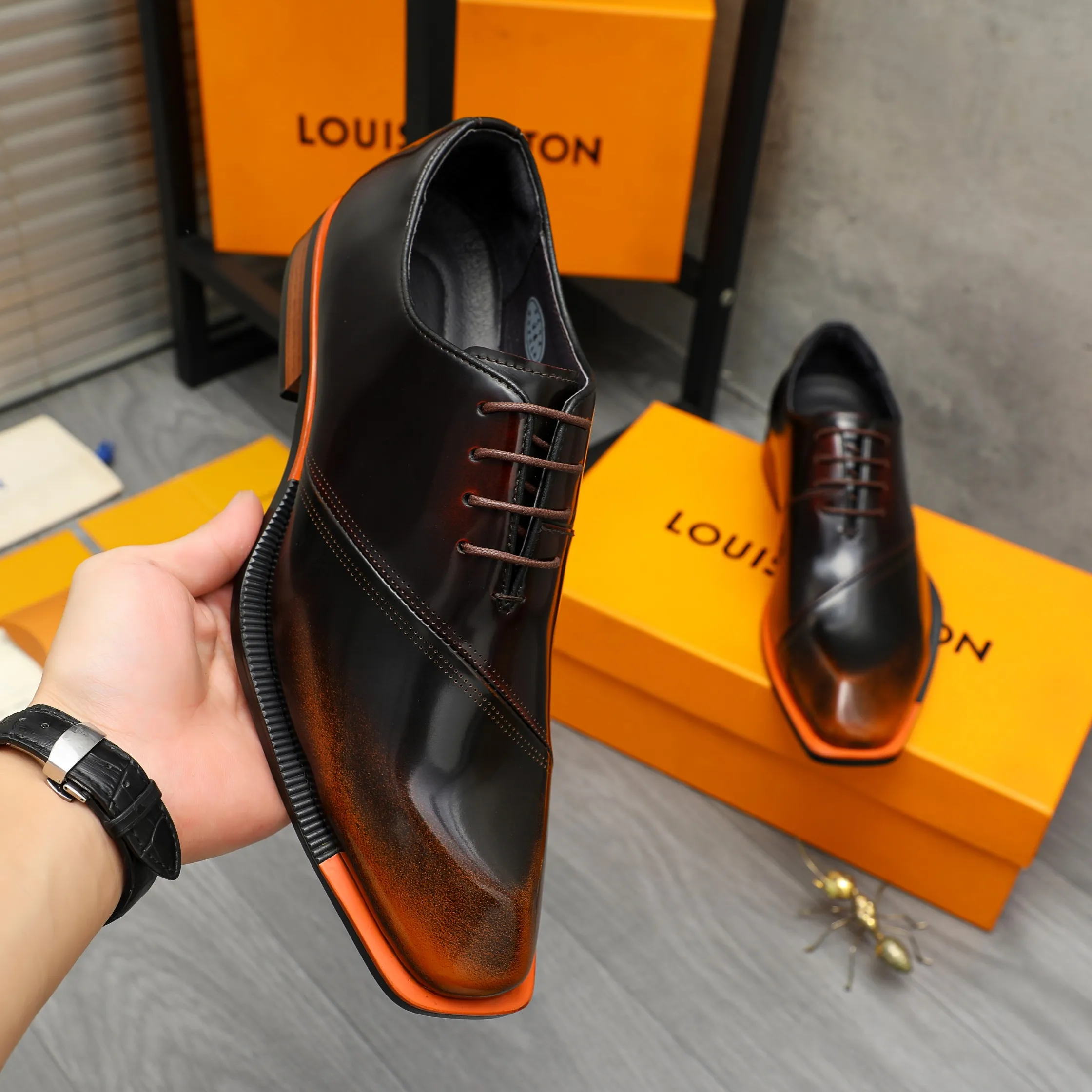 Men's shoes 💰580 Product trademark: LV "Louis Vuitton" business lace-up formal leather shoes Regular size: 37-46 Product material: Selected color rubbed cowhide upper, pigskin lining, rubber outsole